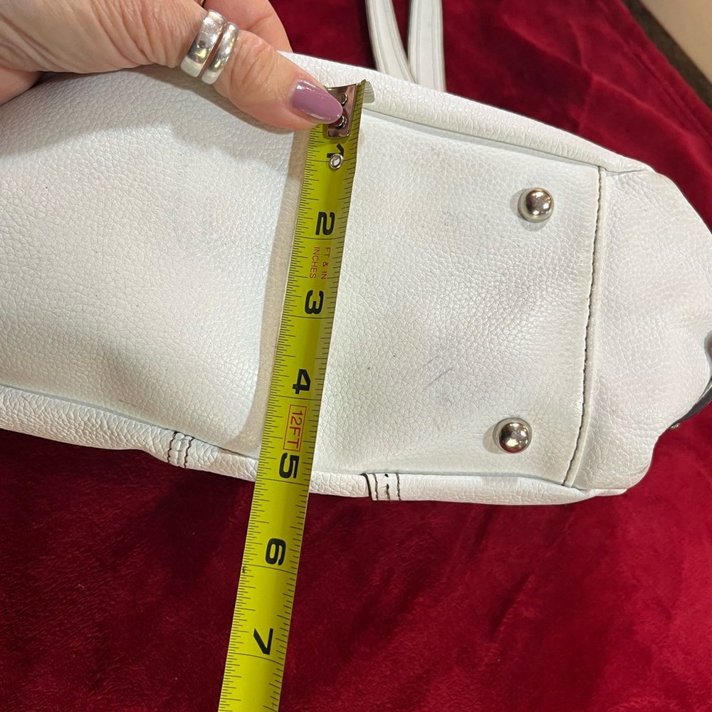 Chic White Leather Handbag - Picture 13 of 13